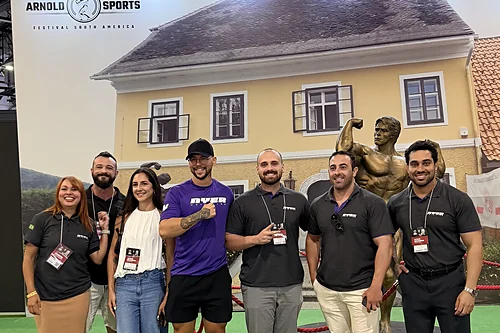 Equipe NYER no estande do Arnold Sports Festival South America